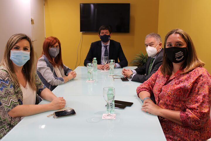 Reunión de trabajo del Vicepresidente de la Junta y Consejero de Turismo con las alcaldesas de Úbeda, Baeza y concejala de casco histórico de Córdoba