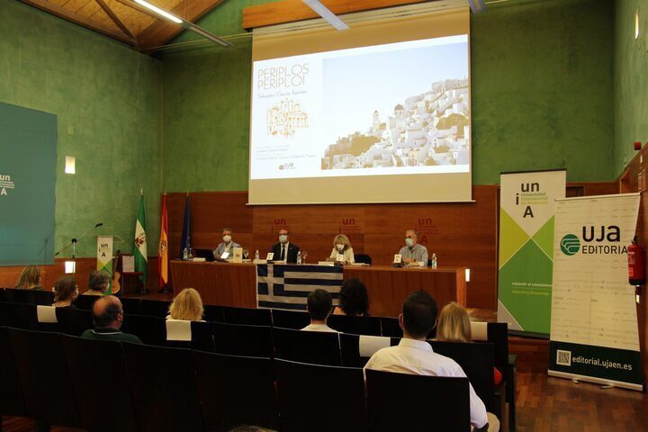 El poeta Salvador García presenta el poemario Periplos/Periploi en la sede Antonio Machado de Baeza