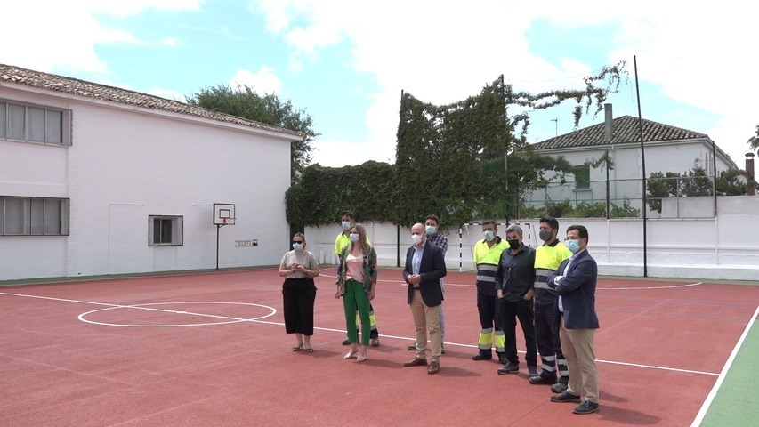 Continuan los trabajos de mantenimiento en las pistas deportivas de Baeza