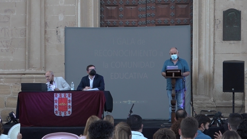 Úbeda homenajea a la comunidad educativa y sanitarios de la ciudad