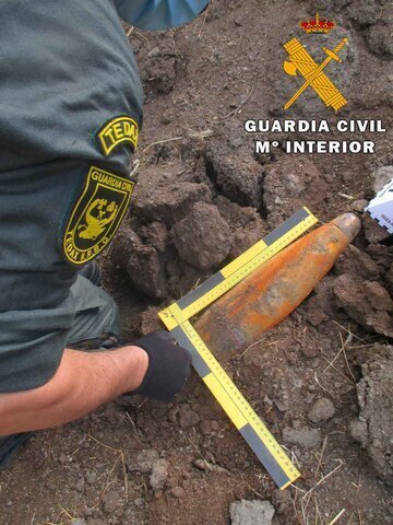 La Guardia Civil neutraliza un proyectil de artillería en Santa Elena
