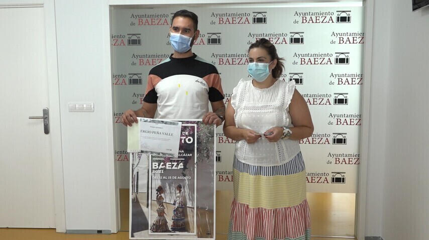 La concejala de Festejos recibe al ganador del cartel anunciador para la Feria y Fiestas en honor a la Virgen del Alcázar que se celebrará del 11 al 15 de agosto