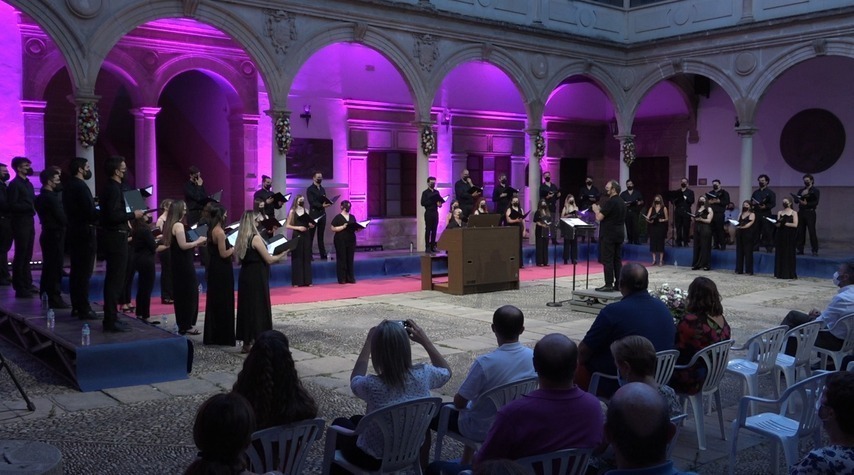 El Joven Coro de Andalucía llenó el patio de la Antigua Universidad de Baeza en su concierto del BaezaFest