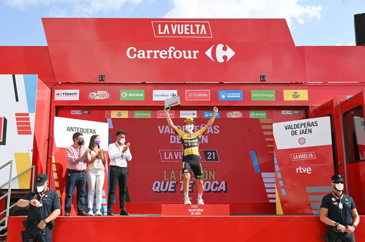 El presidente de la Diputación asiste en Valdepeñas de Jaén al final de la undécima etapa de La Vuelta