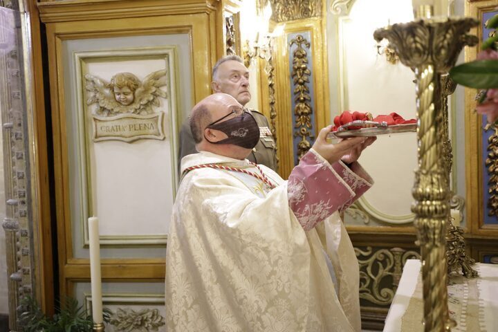 La Patrona de Baeza recibe como ofrenda el fajín del Teniente General Pérez Alamán