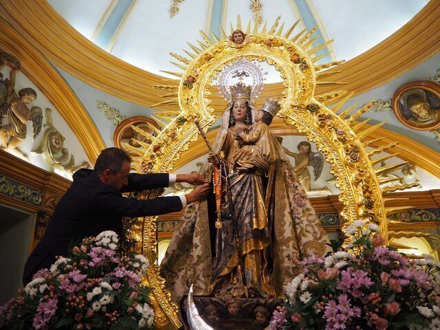La Adoración Nocturna Española impone a la Patrona de Baeza su mayor insignia