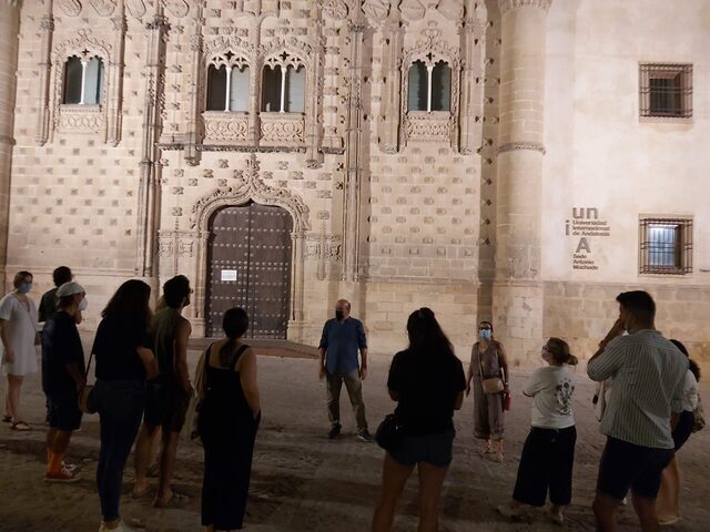 Profesorado y alumnado de los Cursos de Verano de la UNIA realizan una visita nocturna guiada a Baeza 2 Visita guiada nocturna 3 scaled