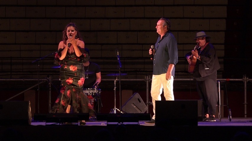 Copla con Carmen Nuño y Fernando Reina en el pórtico de la Feria de Baeza