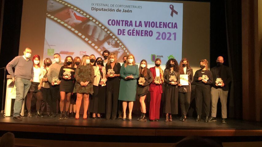 El corto “Ferrotipos”, de Nüll García, gana la 9ª edición del Festival de Cortos contra la Violencia de Género 2 20211113 Foto familia entrega premios 9o Concurso Corto contra la Violencia de Genero