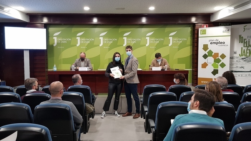 Diputación entrega ayudas a medio centenar de empresas para la contratación de 61 personas desempleadas