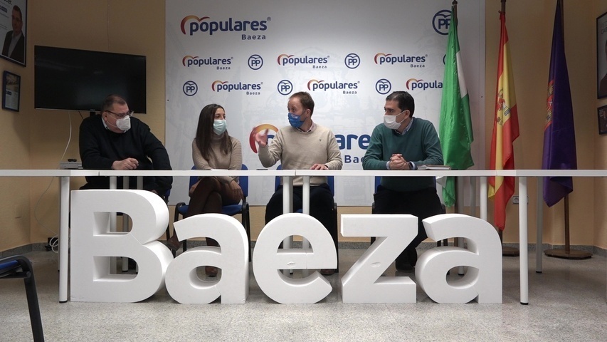 El presidente del PP de Jaén, Erik Domínguez y la vicepresidenta regional, Yolanda Sáez, destacan en Baeza la apuesta de los Presupuestos de la Junta por la provincia