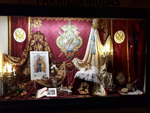 El Niño Dios recoge la mirada de los viandantes en el escaparte de Navidad de los Patronos de Baeza