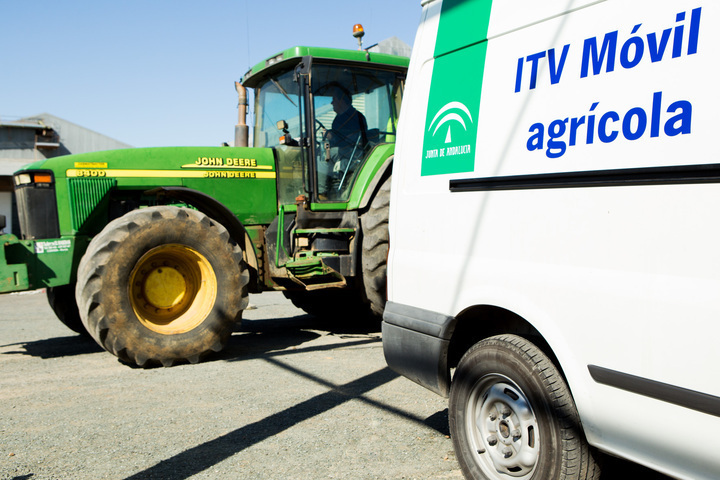 Las ITV móviles de Veiasa efectúan casi 8.000 inspecciones a vehículos agrícolas durante la campaña de la aceituna, un 17% más