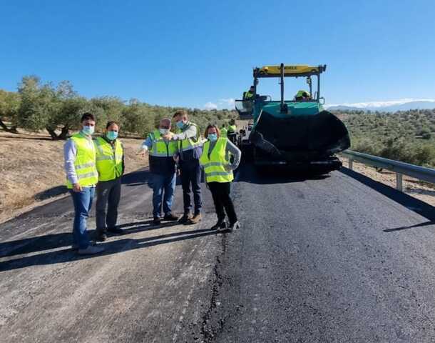 La Junta mejora el asfalto de la vía Villargordo-Torrequebradilla y su conexión con la A-316