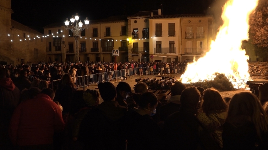 Úbeda celebra su tradicional hoguera de San Antón