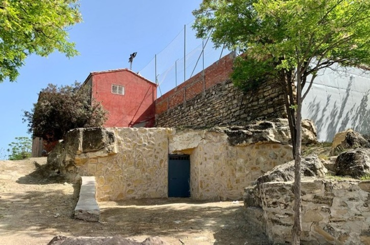 Trabajos de rehabilitación de dos casas cueva en el municipio de Rus