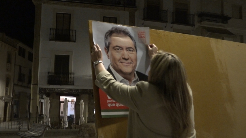 El PSOE de Baeza inicia la campaña electoral con la tradicional pegada de carteles