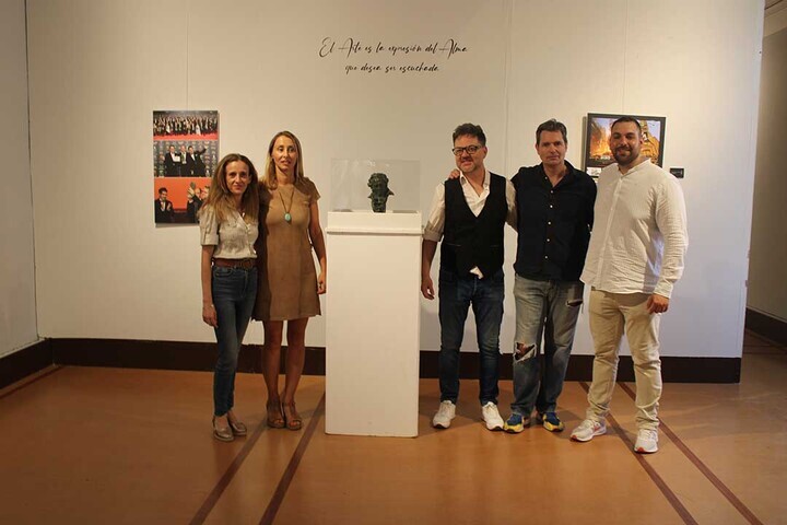 La sala Pintor Elbo del Hospital de Santiago acoge los trabajos del dibujante Paco Sáez