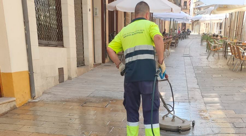 Úbeda comienza trabajos especiales de limpieza para eliminar cera, grasa, chicles y otros elementos en Úbeda