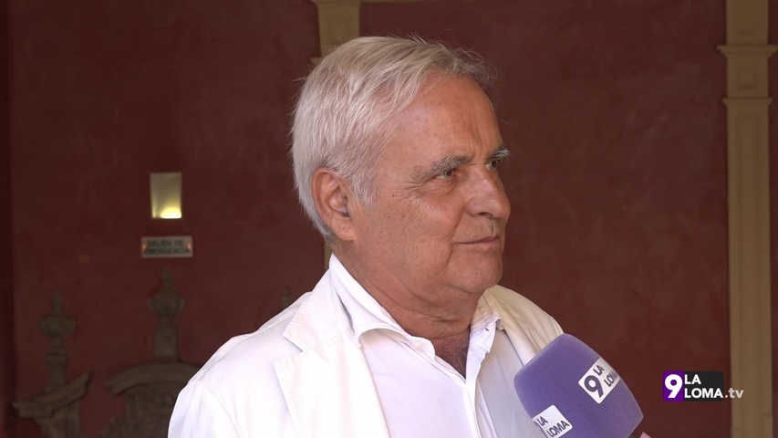 Entrevista a Juan Cruz en los cursos de verano de la UNIA por su participación en el curso «La poesía de José Manuel Caballero Bonald» con la ponencia «El nadador sabio».