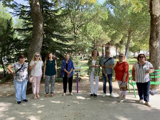 Instaladas en el Parque Leocadio Marín diez Paradas Violetas para concienciar a la ciudadanía en igualdad