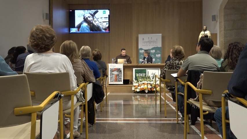 El Hospital de Santiago acogió la conferencia de Bieito Rubido «San Juan como inspirador del oficio periodístico: la búsqueda de la verdad»