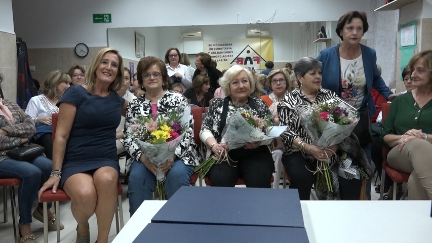 La Asociacion de Fibromialgia homenajea en Baeza a tres de sus socias mas veteranas 1.50.1