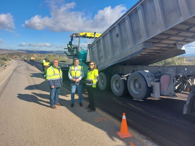 Fomento ejecuta tareas de refuerzo y mejora del firme en la carretera A-301 Úbeda-La Carolina