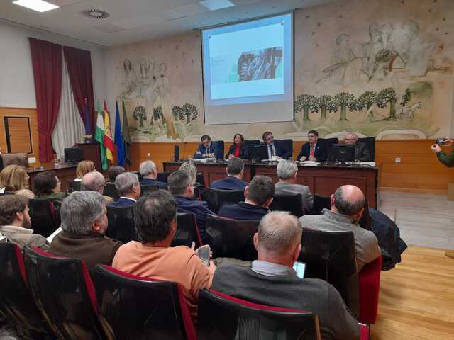 Reyes destaca la aportación científica e investigadora de la Cátedra AOVES de Jaén al sector oleícola provincial
