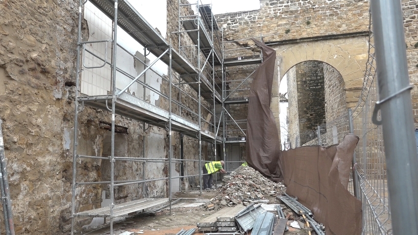 Lola Marín visita las obras de recuperación de la Muralla de la Puerta de Úbeda