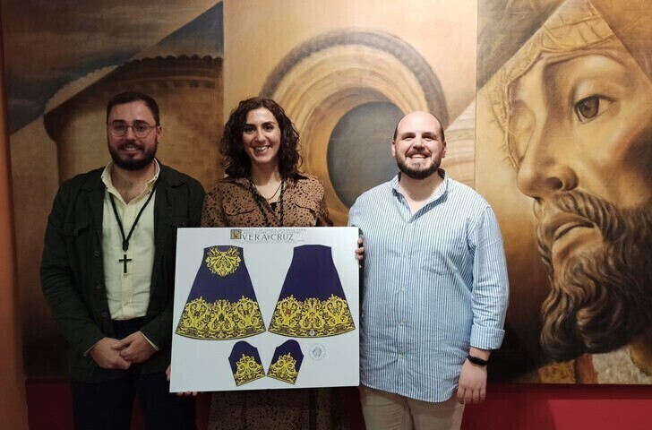 Presentada la nueva túnica para el Señor de la Madrugá de Baeza
