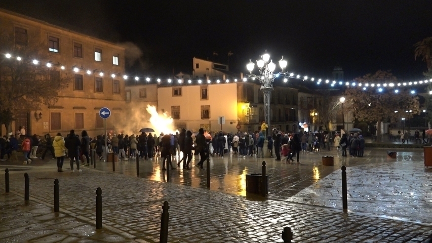 Úbeda celebra sus tradicionales hogueras de San Antón