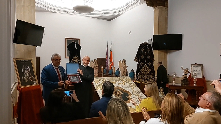 D. Jesús M. Monforte protagonizó el Pregón del Costalero organizado por «El Capirote»