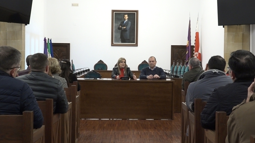Lola Marín mantiene una reunión de trabajo y coordinación con la Agrupación Arciprestal de Cofradías de Baeza