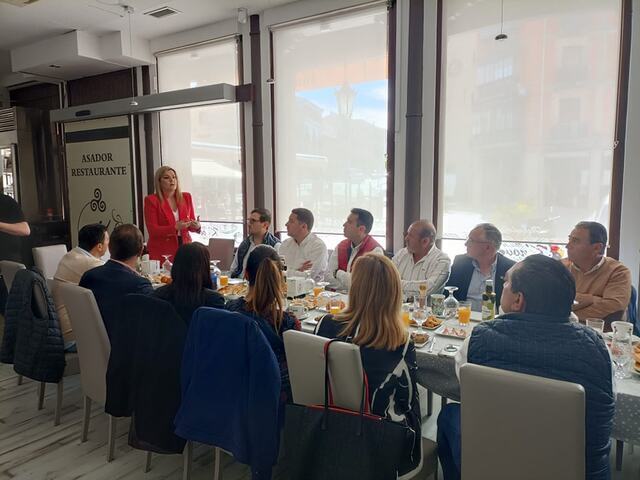 Desayuno informativo de la candidata del PSOE de Baeza con el empresariado del sector oleícola