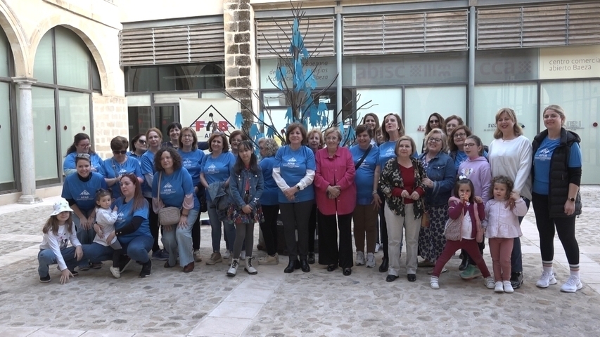 Actividad intergeneracional en el árbol de la igualdad «Todas iguales, todas distintas»