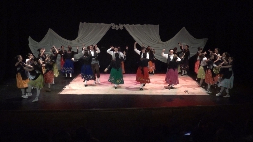 Emotiva actuación del Grupo de Baile Alcázar de Baeza a beneficio de la ADJEM