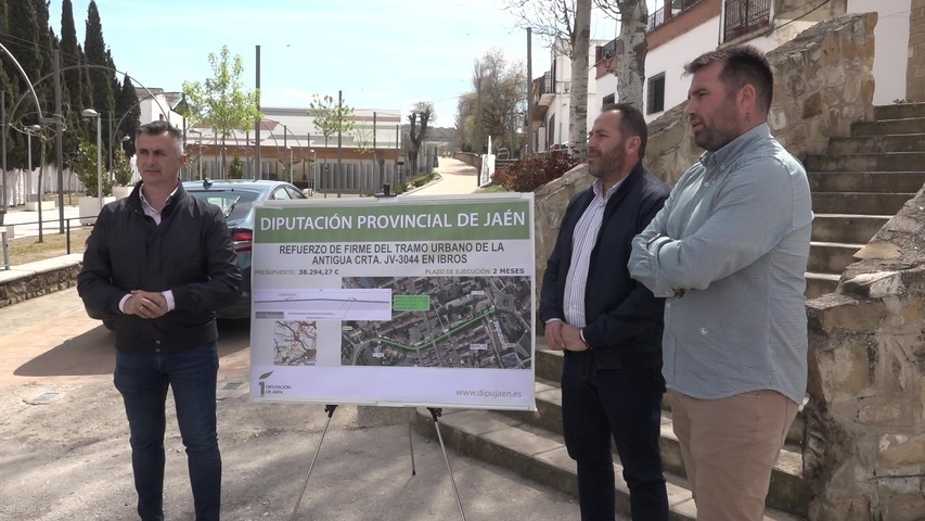 Diputación presenta en Ibros el proyecto de refuerzo del firme del tramo urbano de la carretera JV-3044