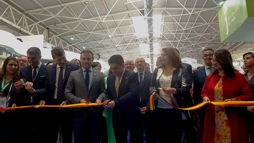 Reyes resalta que la 21ª edición de Expoliva supera las expectativas con 300 estand y más de 1.500 empresas