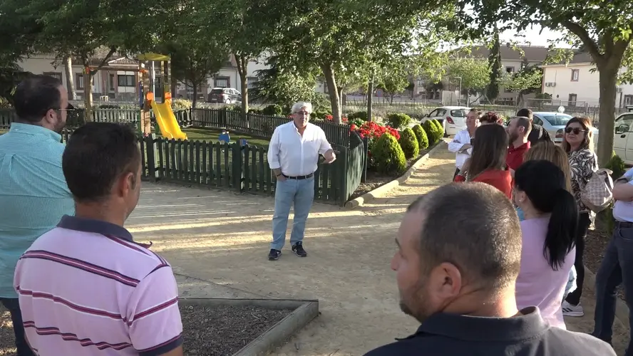 Baeza Merece Más celebra un acto de escucha con vecinos y vecinas en el Parque de la Academia de la Guardia Civil