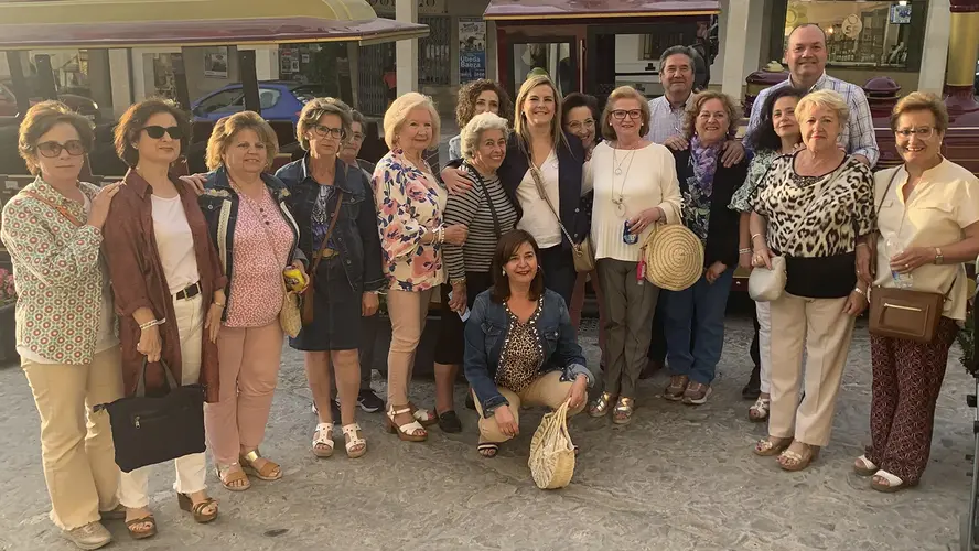 Lola Marín pasea en el tren turístico con vecinos de Baeza para explicarles el programa electoral del PSOE para la ciudad