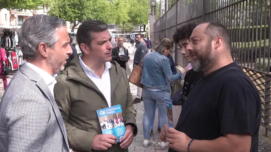 Tomás Fuentes cierra campaña en el mercadillo  y pide el voto para cambiar Úbeda «como ya ha hecho el PP en Andalucía»