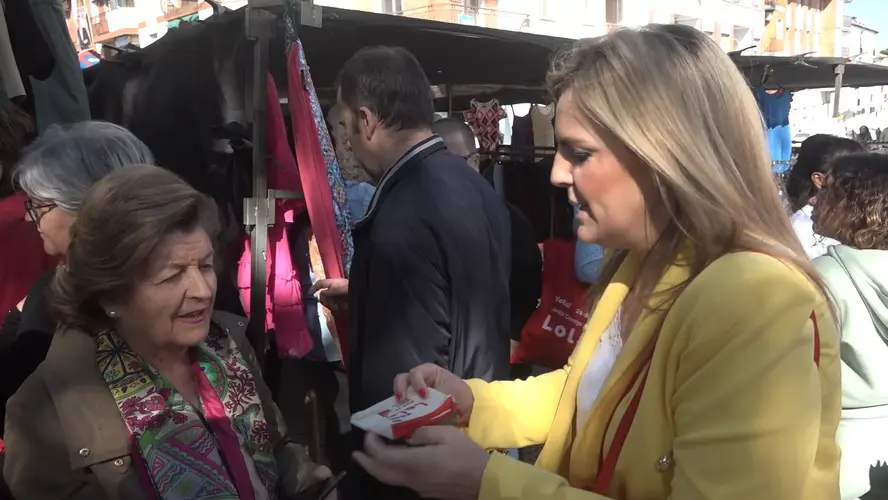 Reparto electoral de Lola Marin y su candidatura por el mercadillo de Baeza 1.106.1 jpg