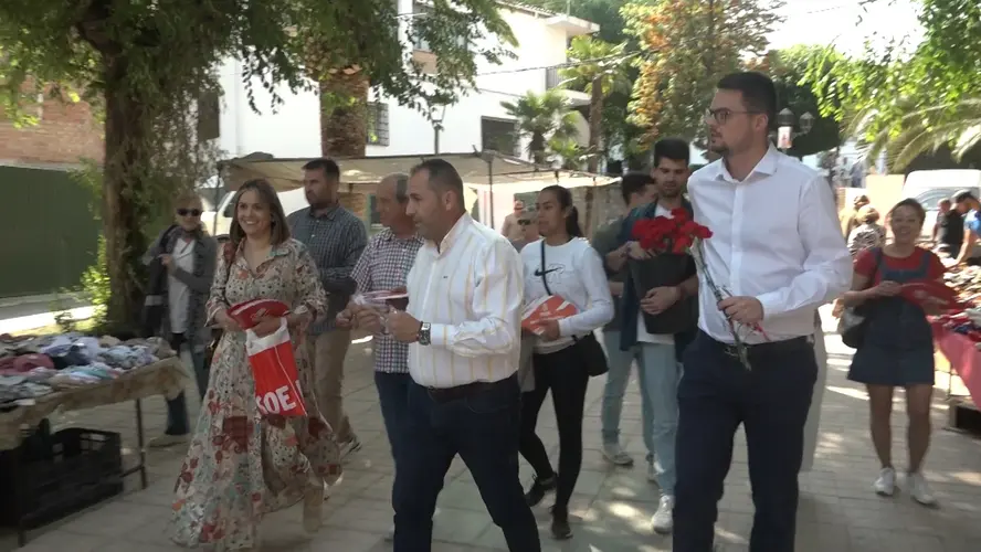 Reparto electoral del PSOE en el mercadillo de Ibros