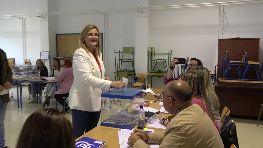Votación de los candidatos de Baeza 3 Lola Marín candidata PSOE Baeza