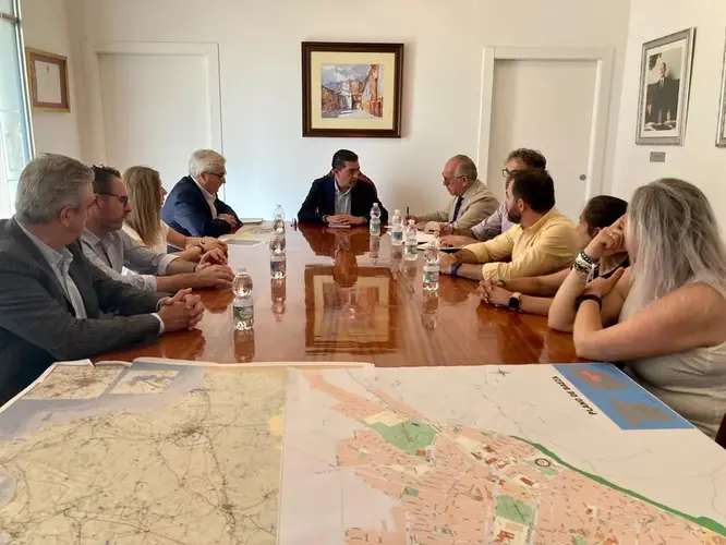 Jesús Estrella se reúne con el alcalde de Baeza para repasar proyectos destacados de la ciudad