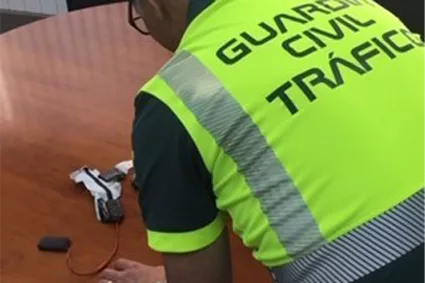 La Guardia Civil detecta a una persona con dispositivos electrónicos en examen teórico para obtener el permiso de conducir