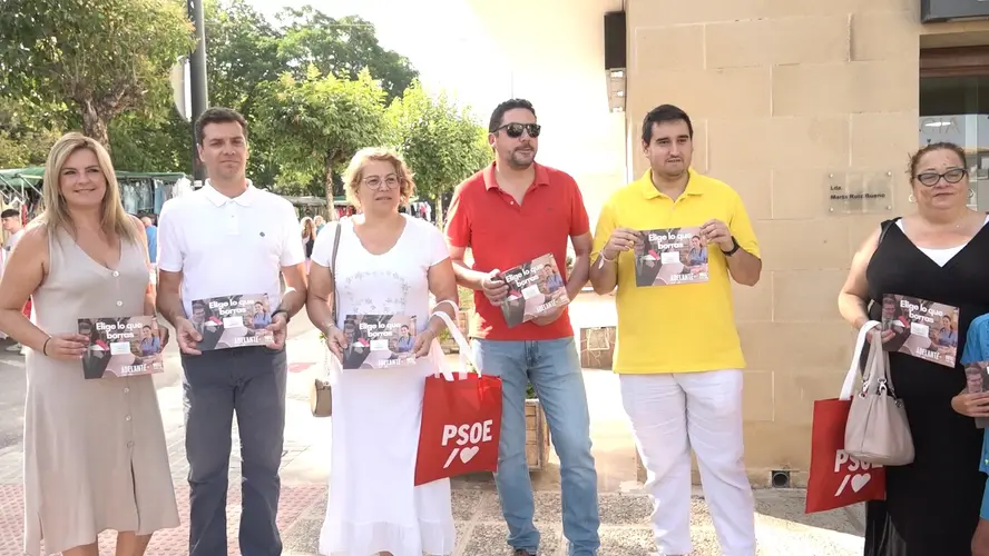 El PSOE hace campaña electoral para las elecciones del 23J en los mercadillos de Ibros y Baeza 3 CAMPANA ELECTORAL MERCADILLO BAEZA 1.11.1 jpg