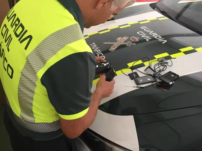 La Guardia Civil investiga a dos personas por suplantación de identidad y detecta a otra con un auricular en el teórico del permiso de conducir