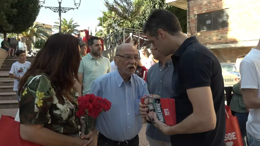 El PSOE hace campaña electoral para las elecciones del 23J en los mercadillos de Ibros y Baeza